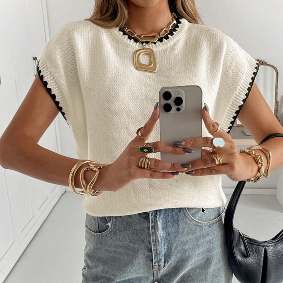 Classic Scoop Neck Knit Short Sleeve Loose Fit Top - Picture 3 of 6